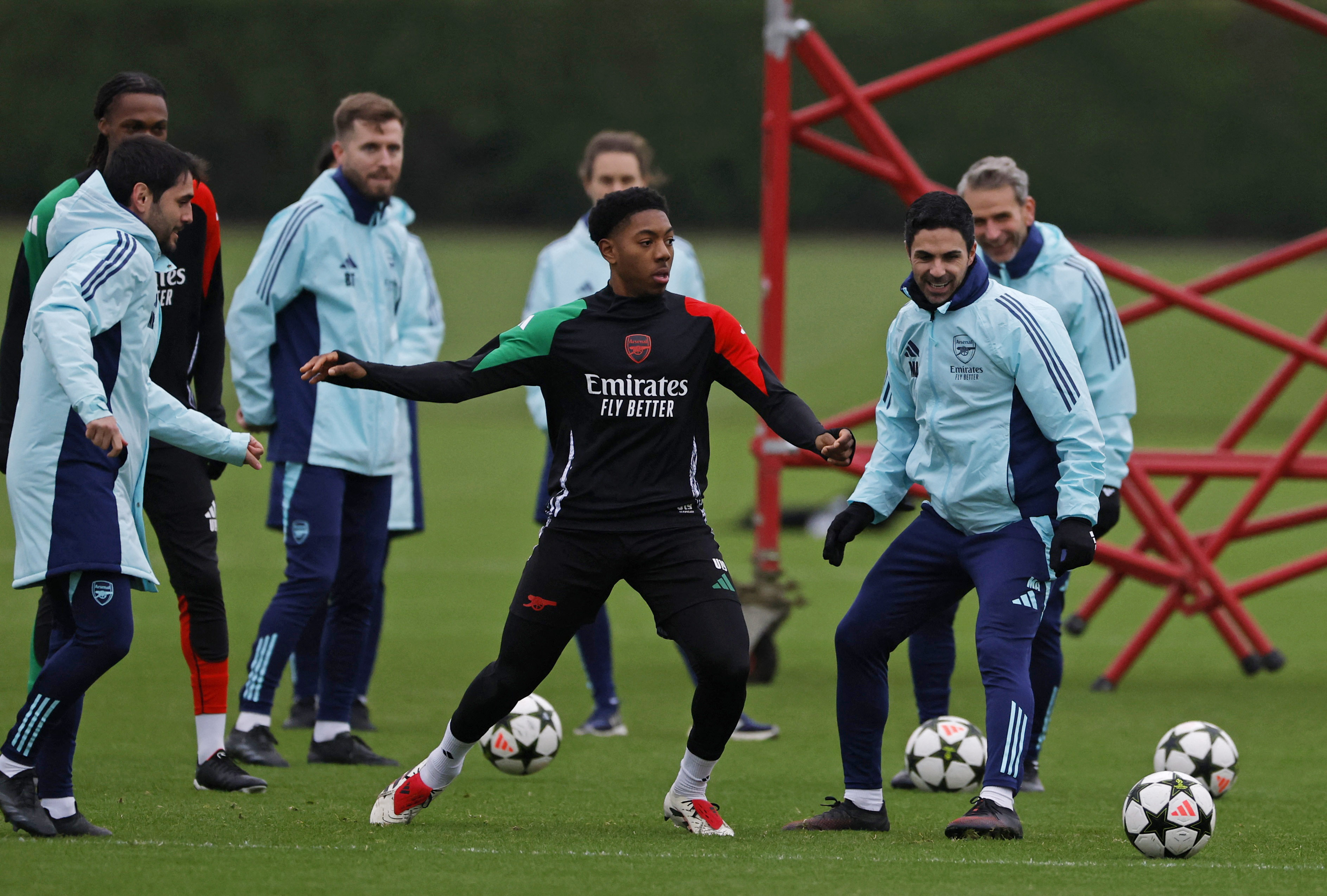 阿森纳告别欧冠赛场,球迷对夺冠梦想依依不舍 阿森纳告别欧冠赛场,球迷对夺冠梦想依依不舍