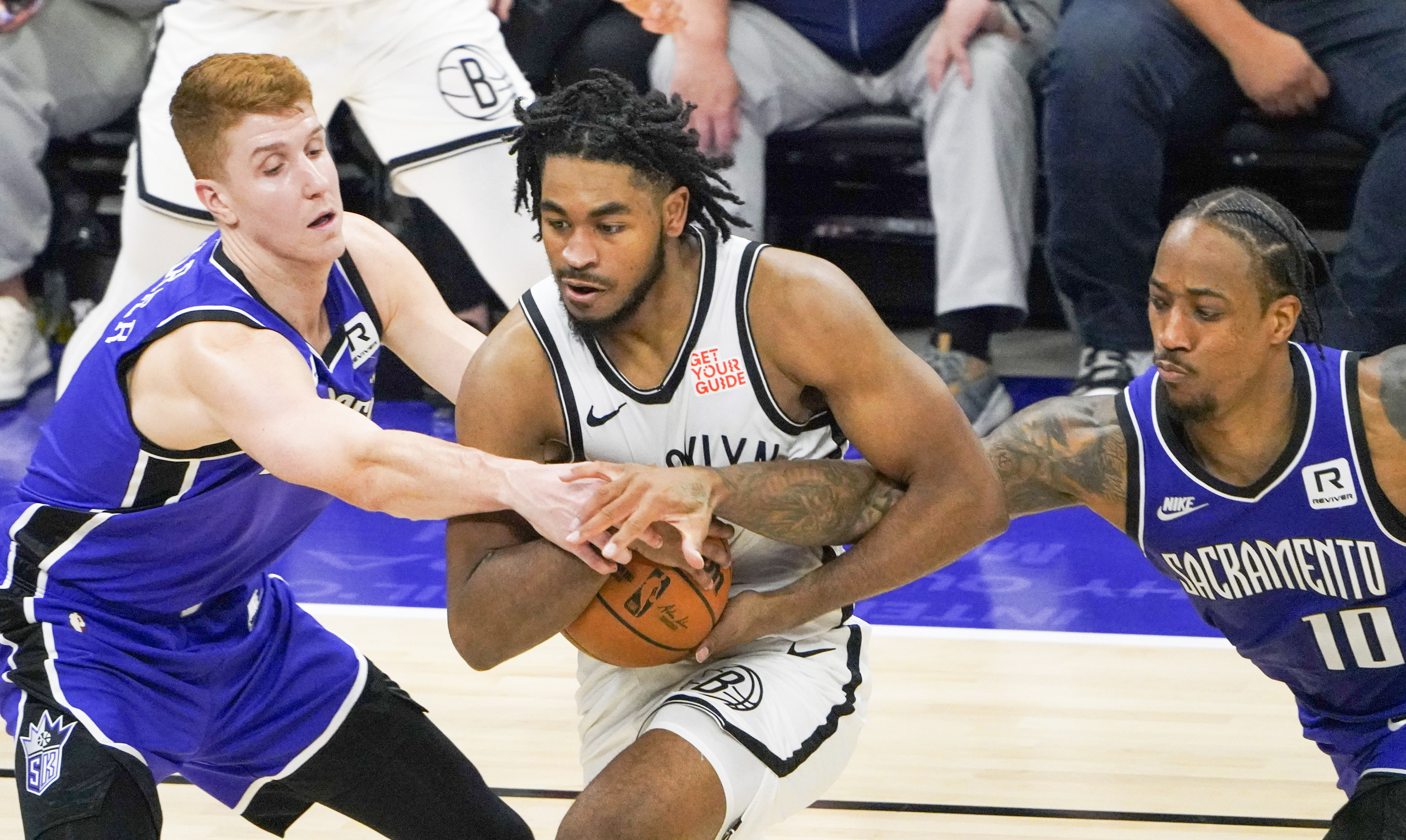 篮网队遭遇重大伤病困扰，球队士气受挫