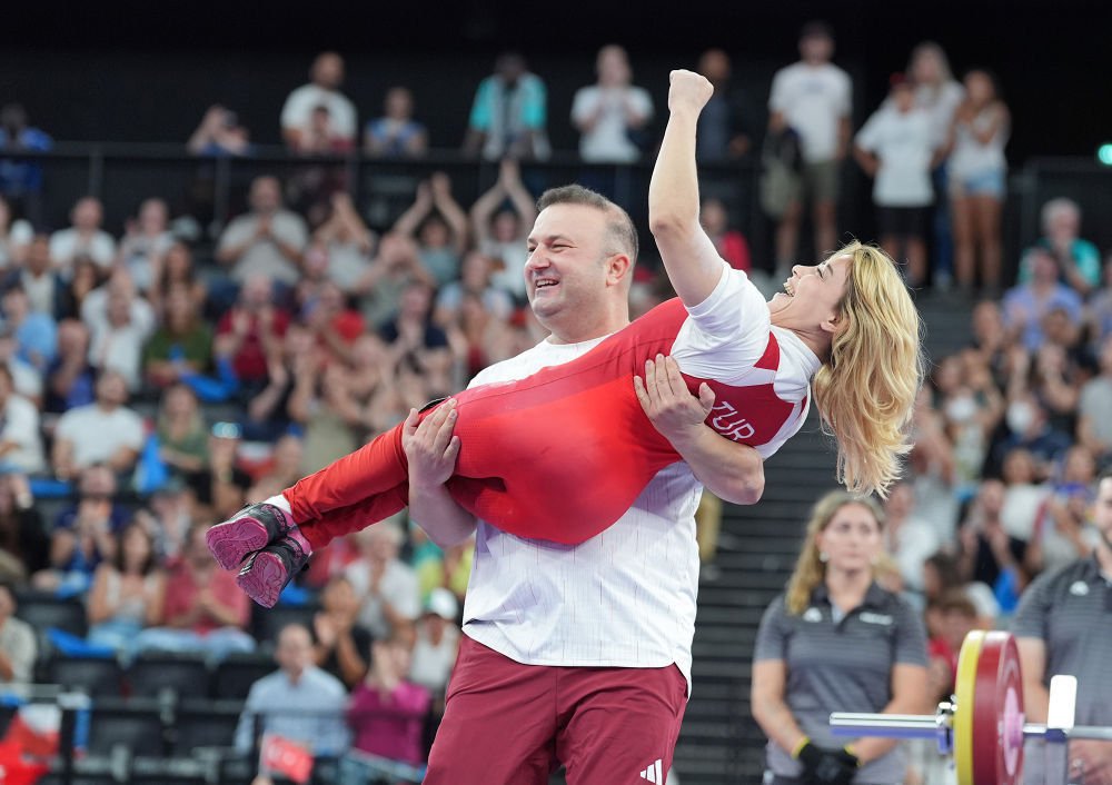 土耳其队员赛后庆祝欧预赛胜利,斗志昂扬 土耳其队员赛后庆祝欧预赛胜利,斗志昂扬