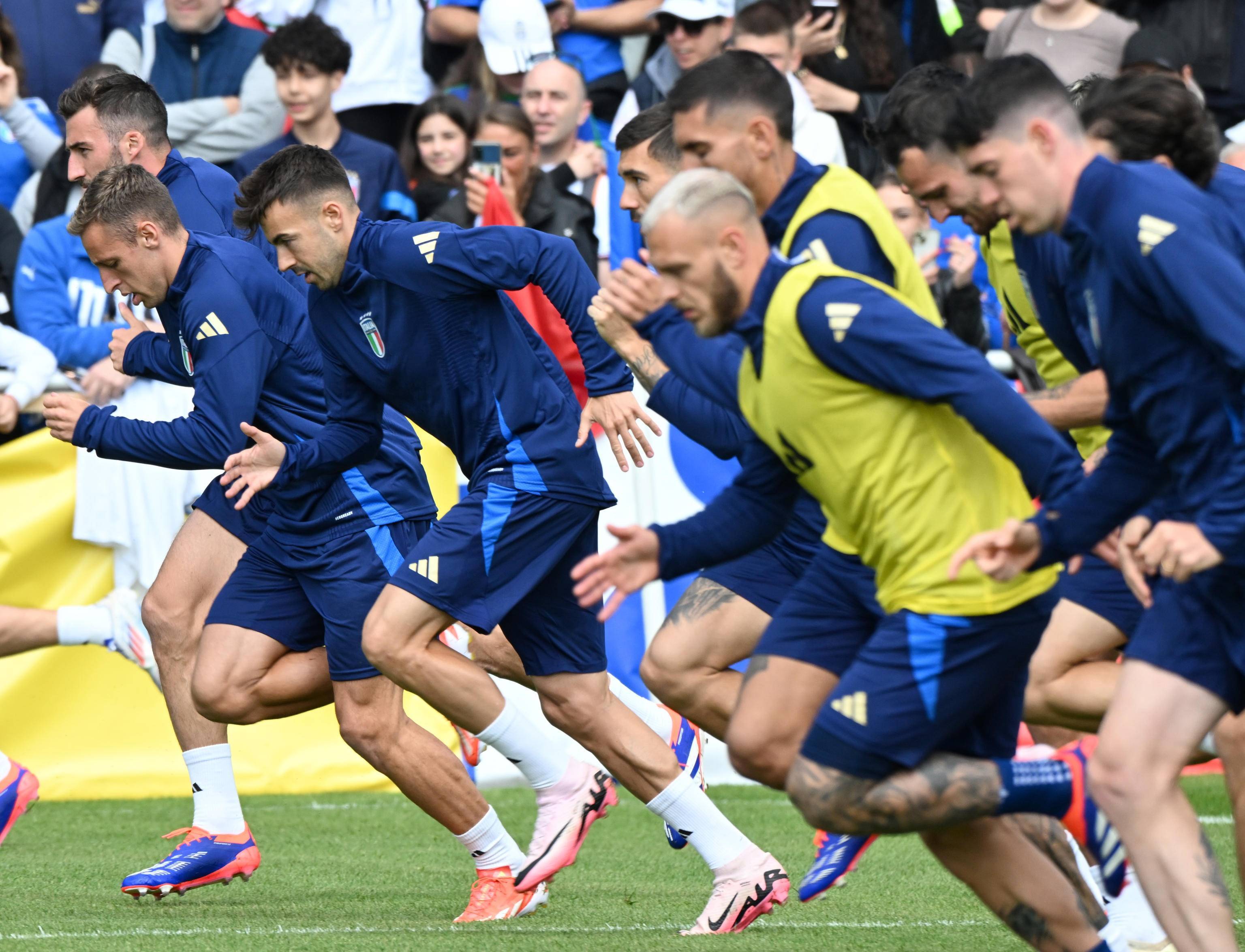 意大利足球盛事持续进行，球迷观赏热情高涨