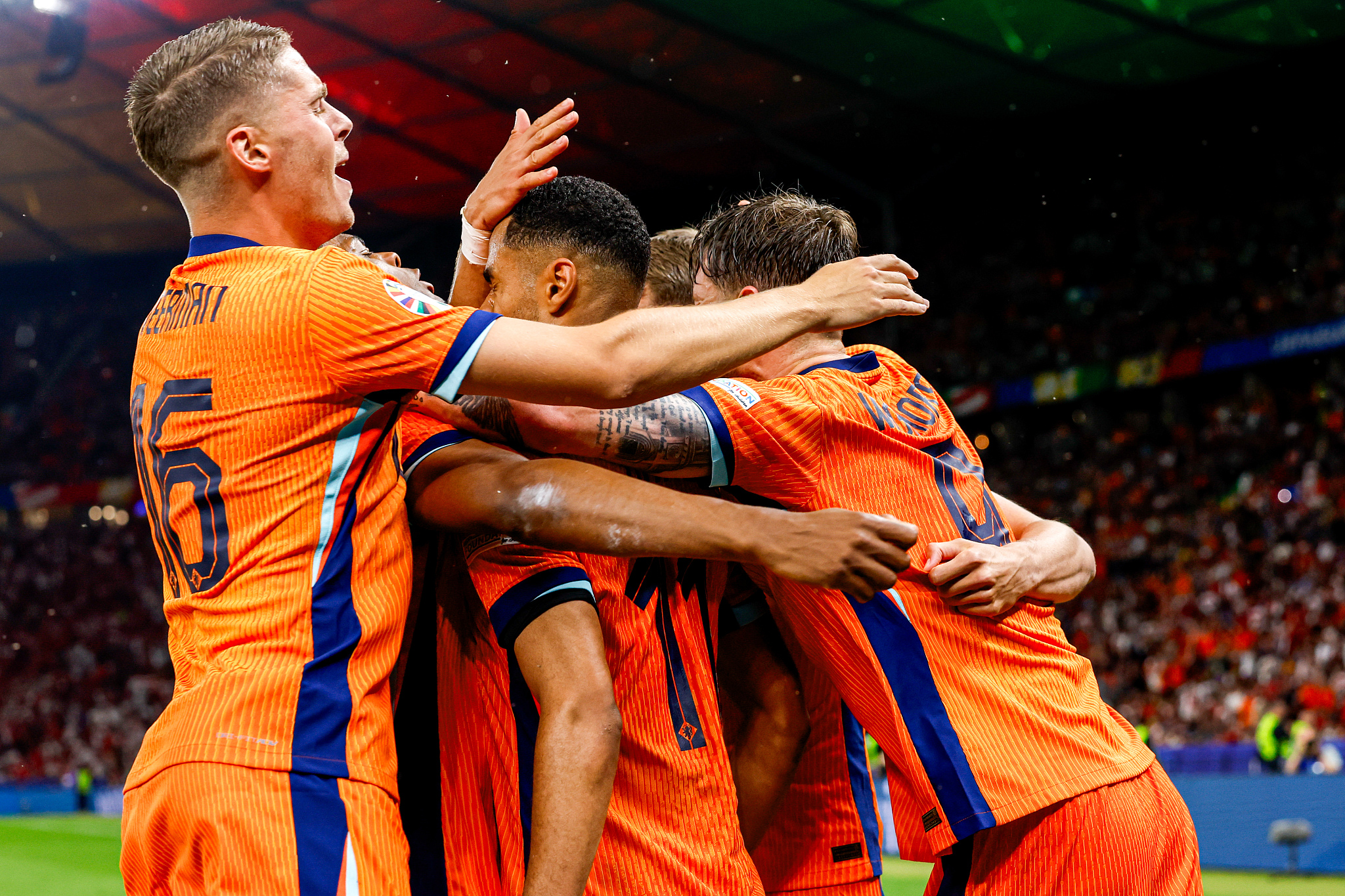 欧洲杯预选赛四强出炉，强队对决引发球迷热议