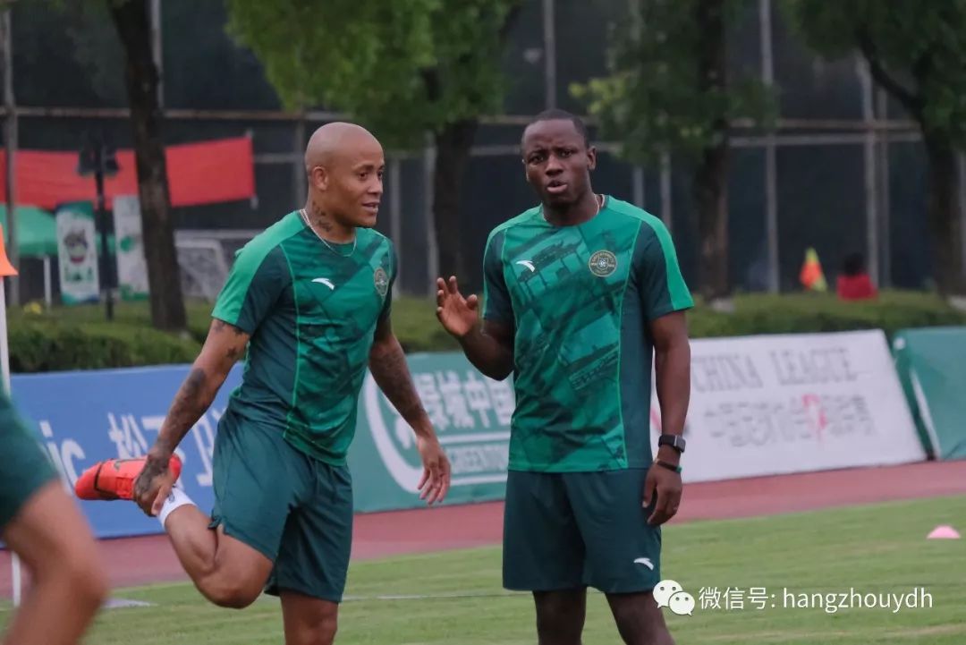 队员闹意见被换下场，教练组织全队团结