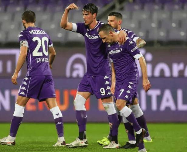 FB体育官网-意甲赛场战火重燃，球员奋力拼搏