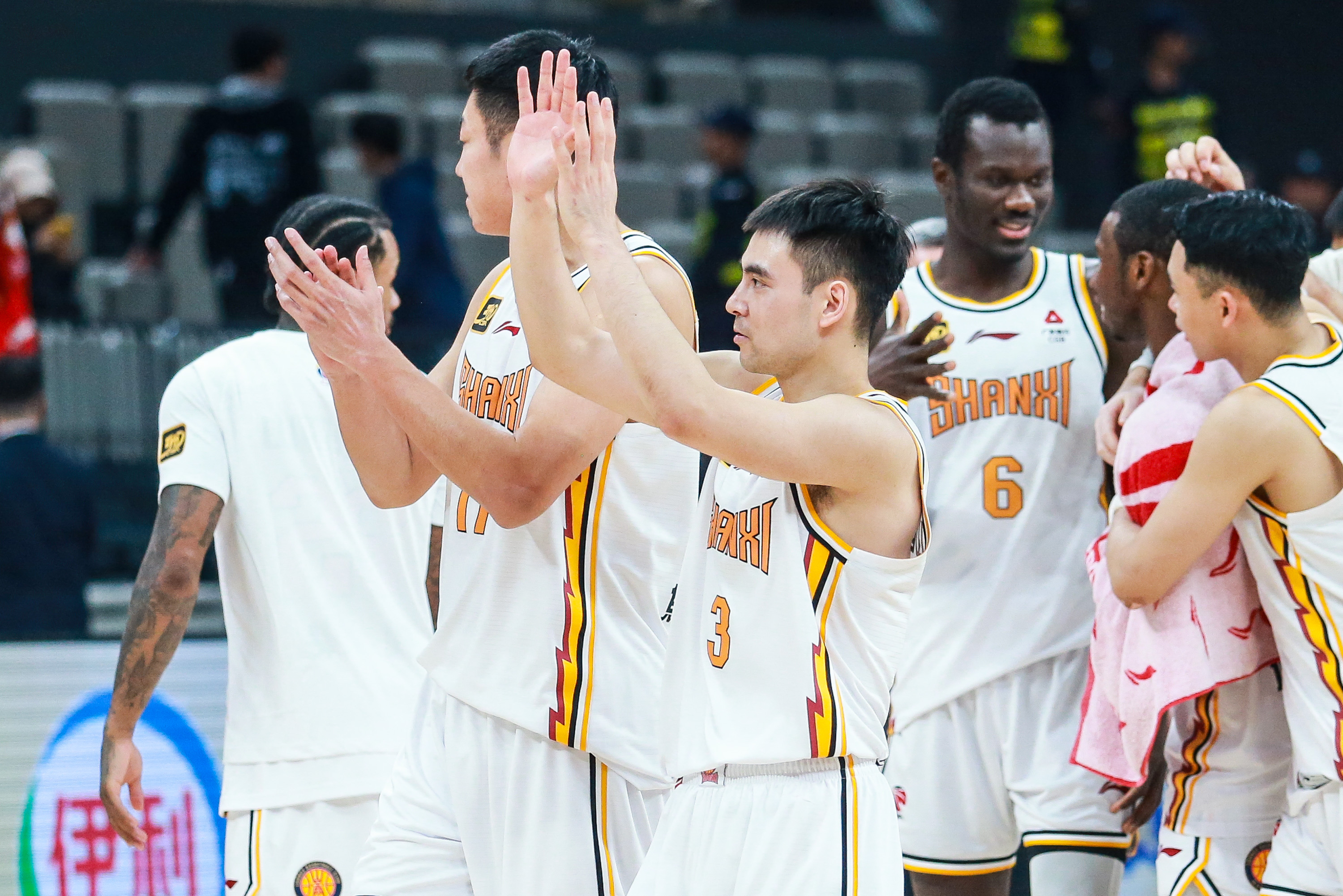 捷克队员发挥出色,带领球队获得胜利 捷克队员发挥出色,带领球队获得胜利