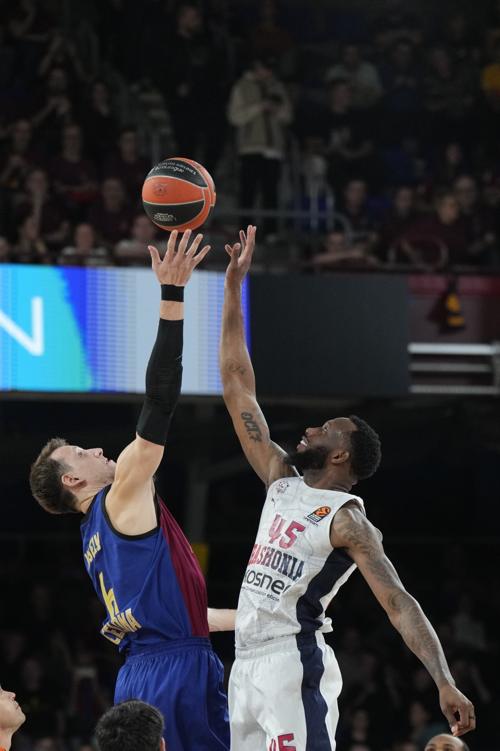 欧洲篮球比赛一触即发，精彩瞬间引人入胜