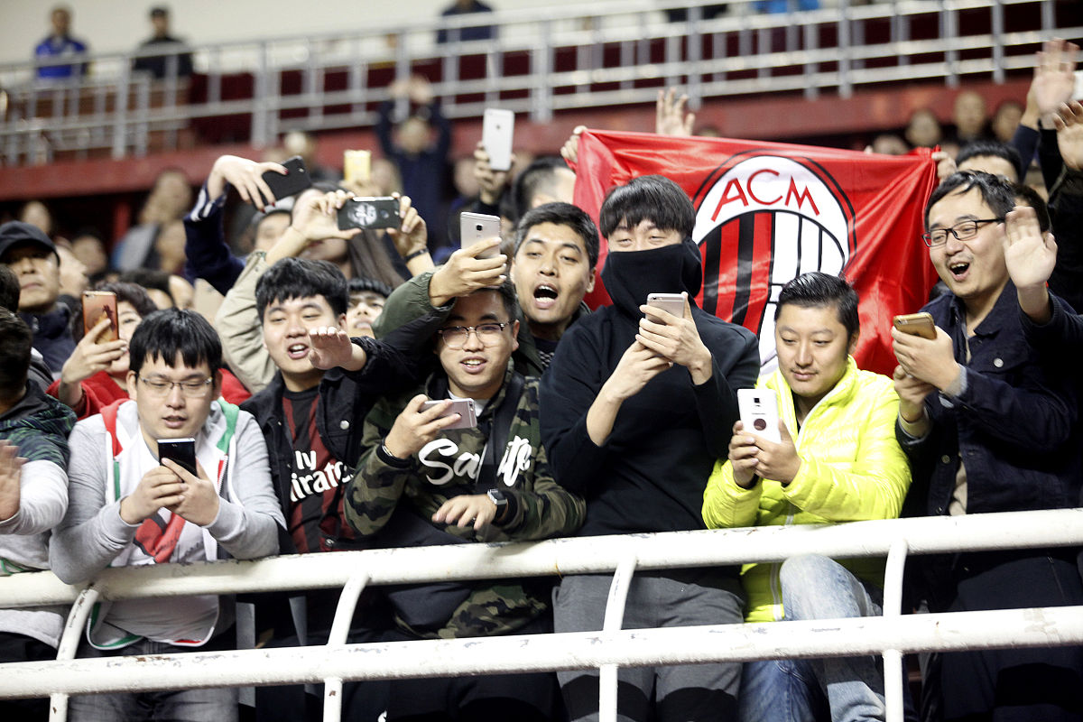 体育精彩瞬间让球迷沸腾，赛场人气爆棚