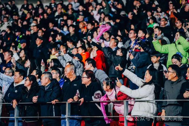 体育精彩瞬间让球迷沸腾，赛场人气爆棚