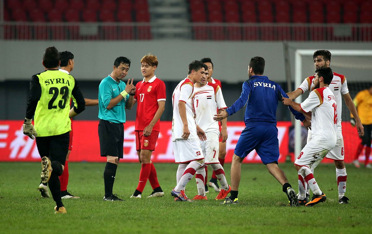 激烈足球比赛竞技实力激发热议，球迷追捧无限