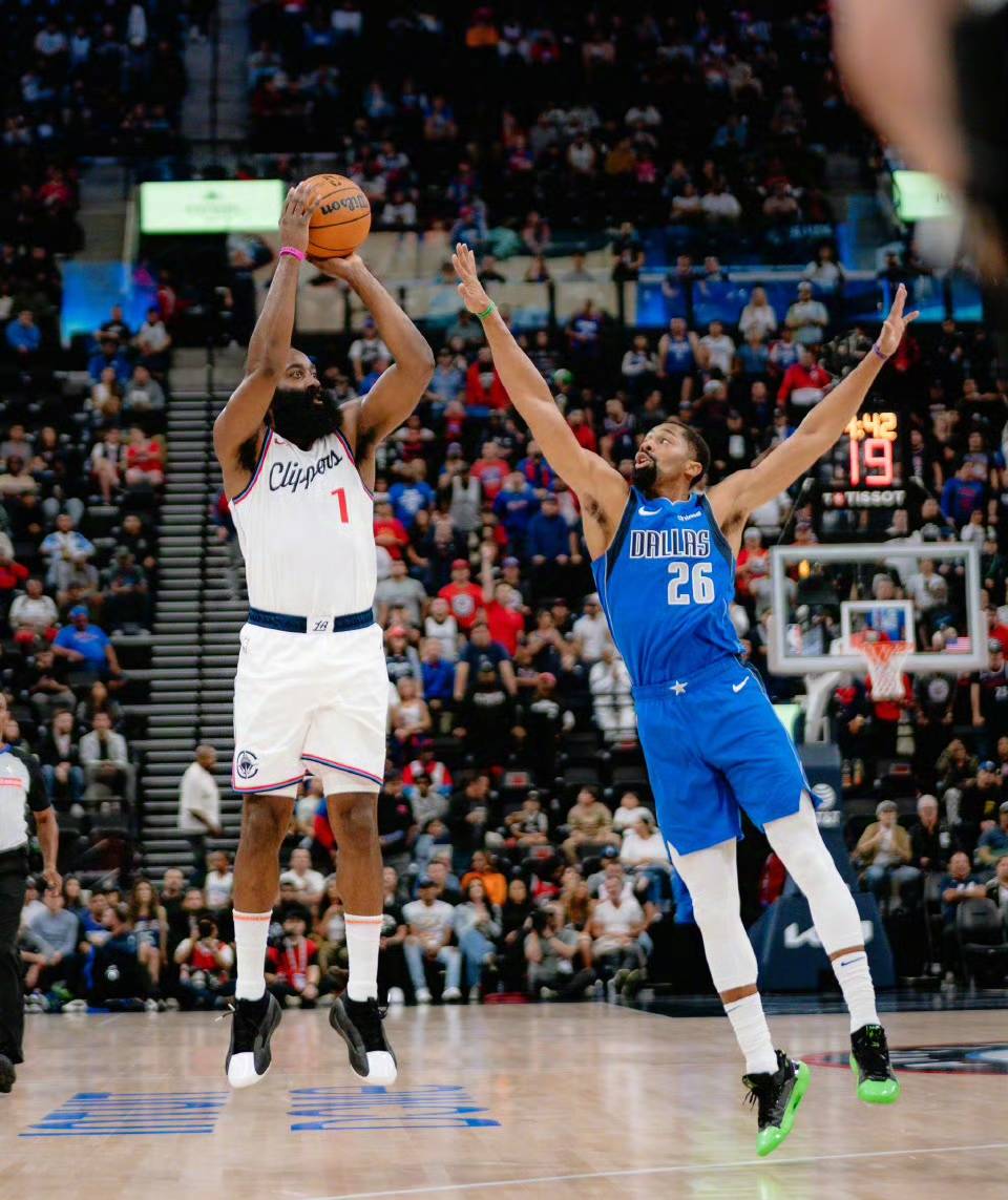 快船主场大胜，仍被逐渐拉开差距