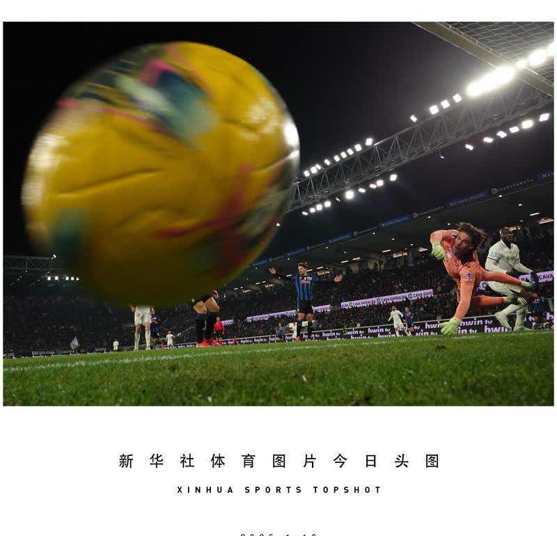 亚特兰大门将神勇扑球，帮助球队守住比分