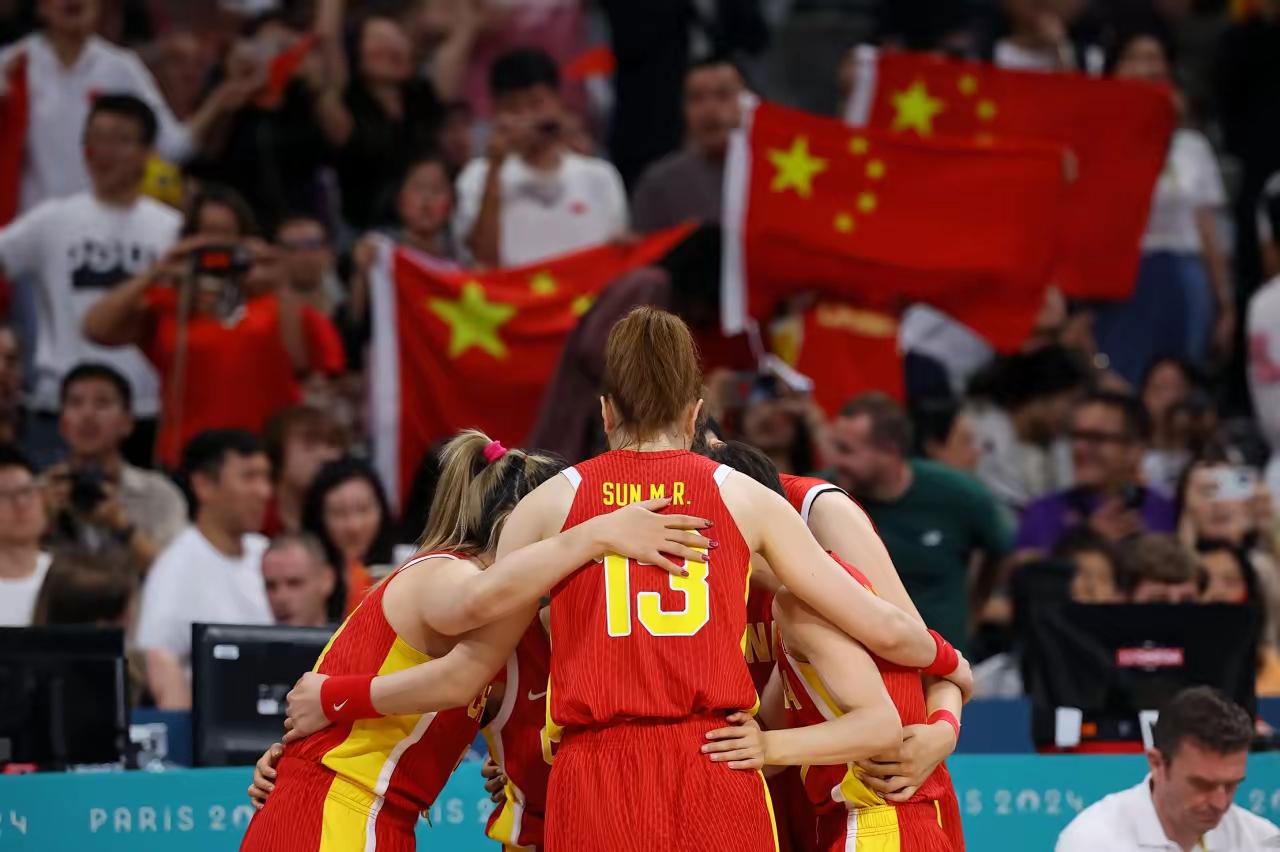 西班牙代表团在篮球比赛中实现逆转，取胜