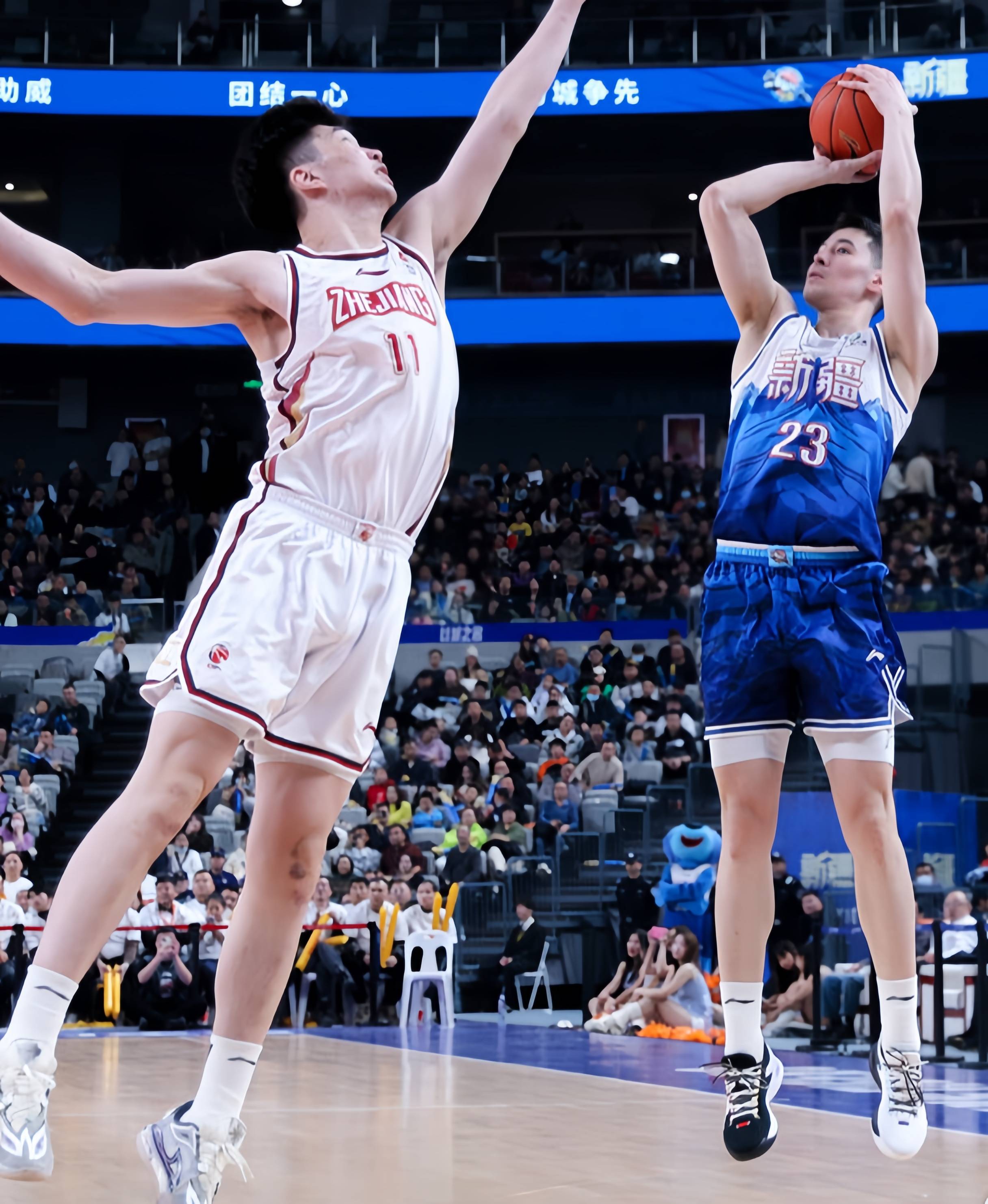 CBA比赛中球员们打出了团结一心