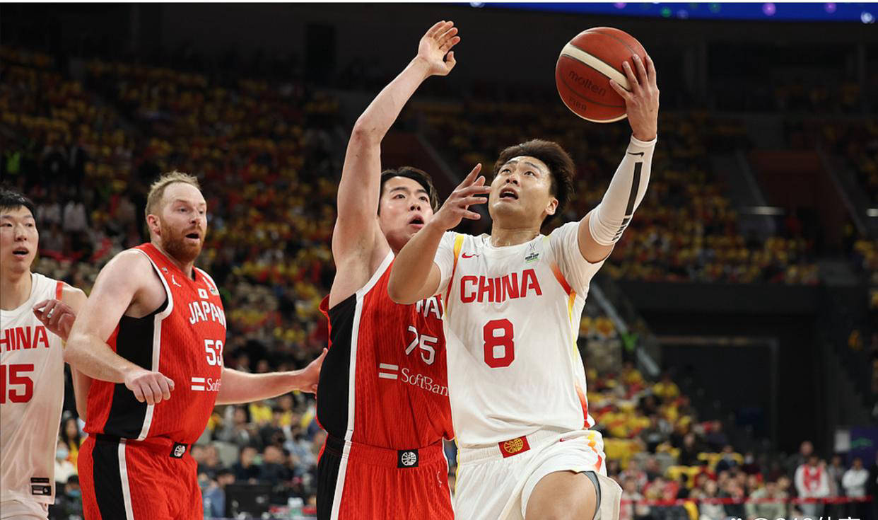 CBA比赛中球员们打出了团结一心