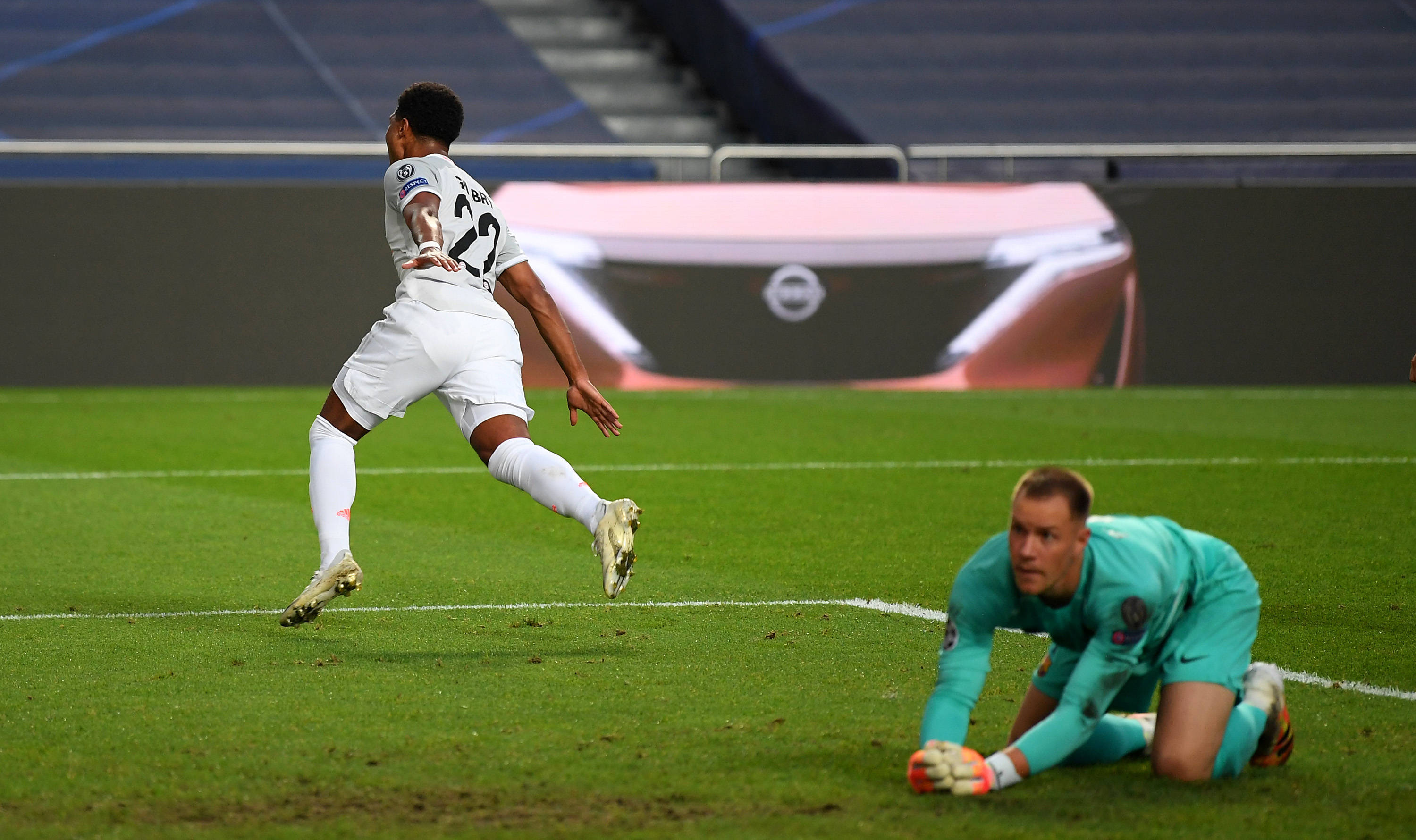 巴黎圣日耳曼实力碾压，晋级已无悬念