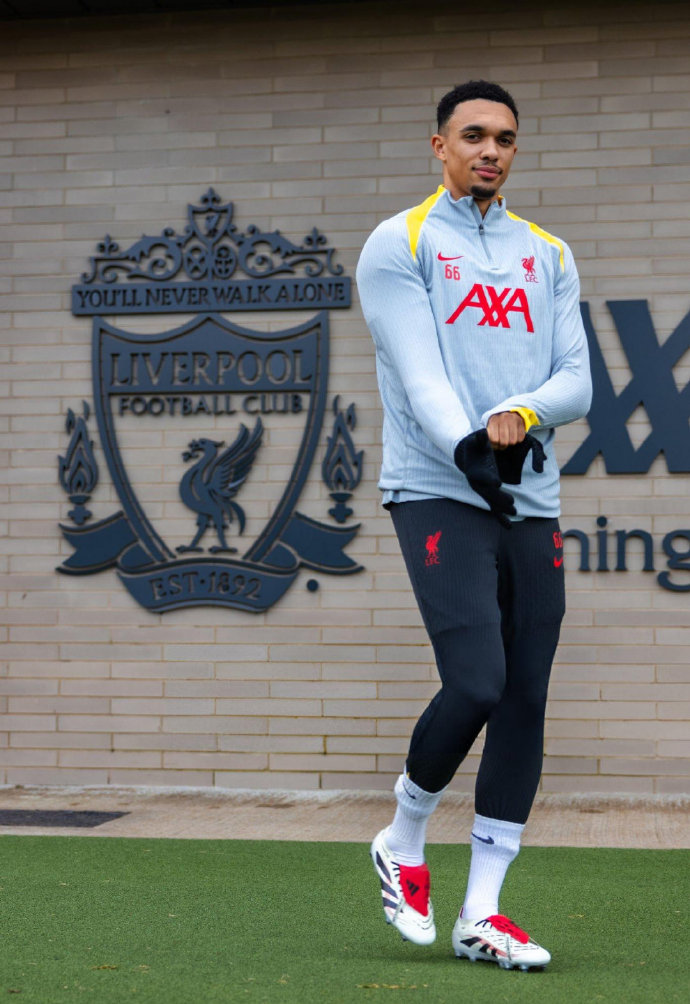 利物浦前锋在社交媒体分享训练照片