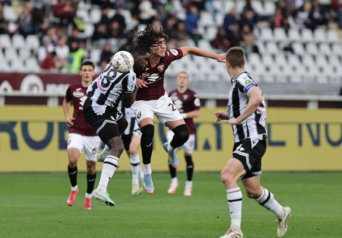 意甲比赛中深情庆祝的瞬间，鼓舞球队信心