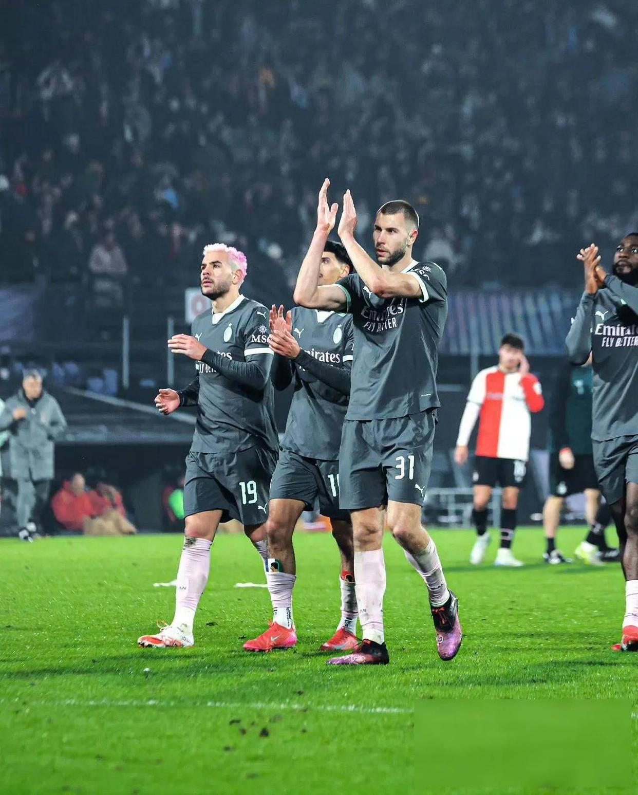 AC米兰惨败客场险些无缘淘汰赛名额