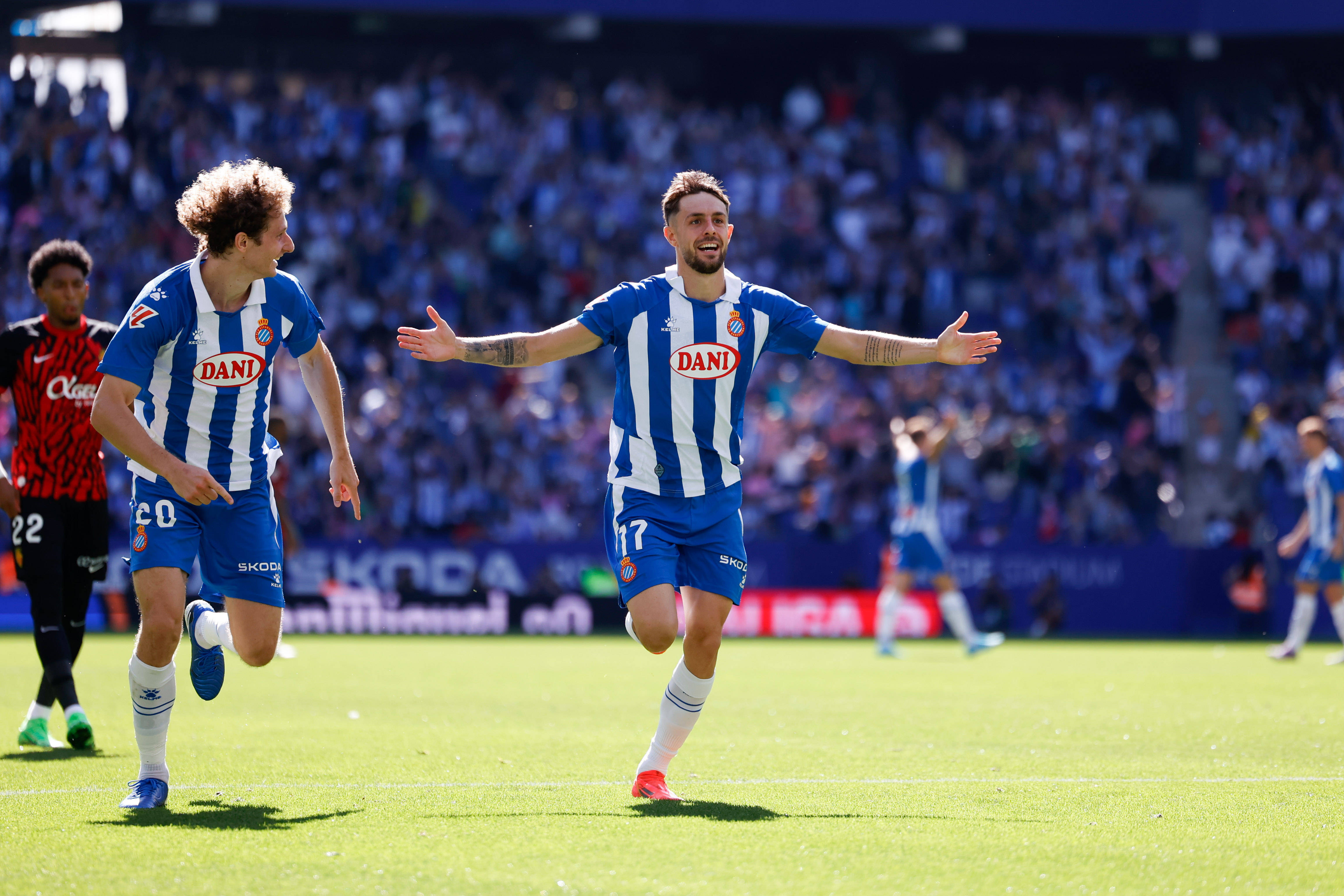 利兹联客场大胜沃特福德，逼近积分榜前四