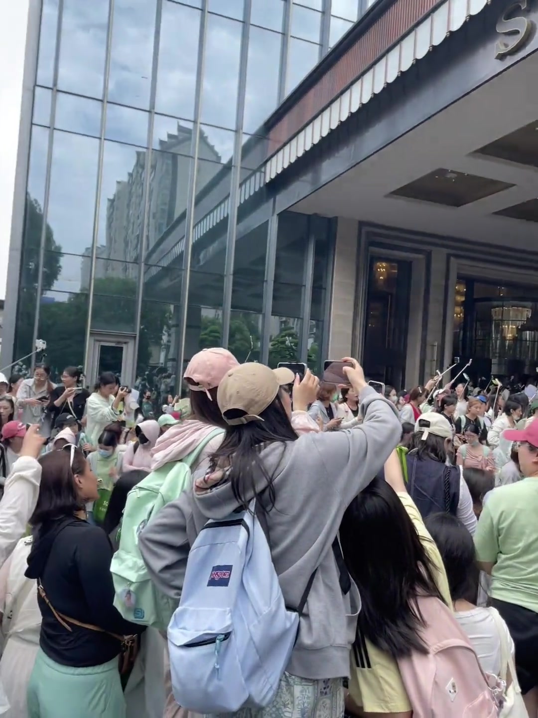 观众热情高涨，全情投入支持偶像