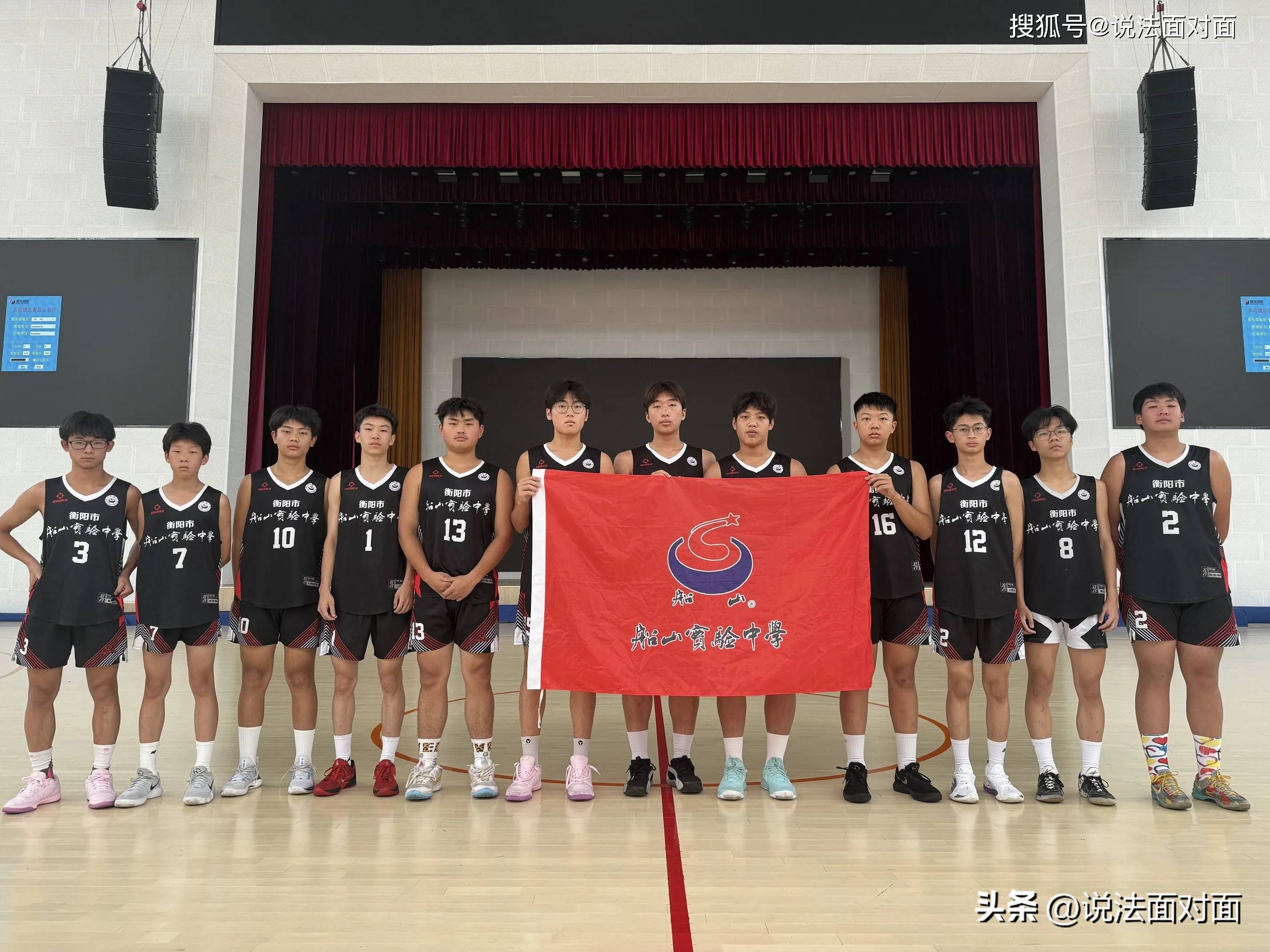 球员们精神抖擞，展现顽强拼搏精神