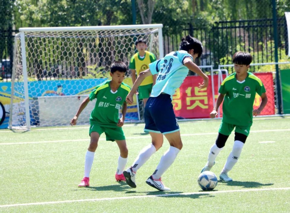 球员们精神抖擞，展现顽强拼搏精神