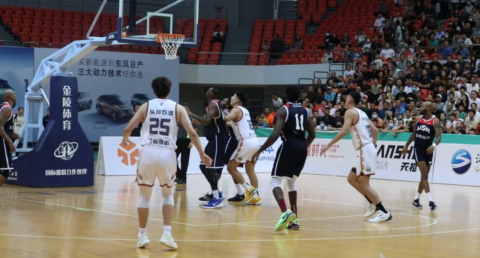 火爆篮球赛事吸引大批球迷观赛激动不已