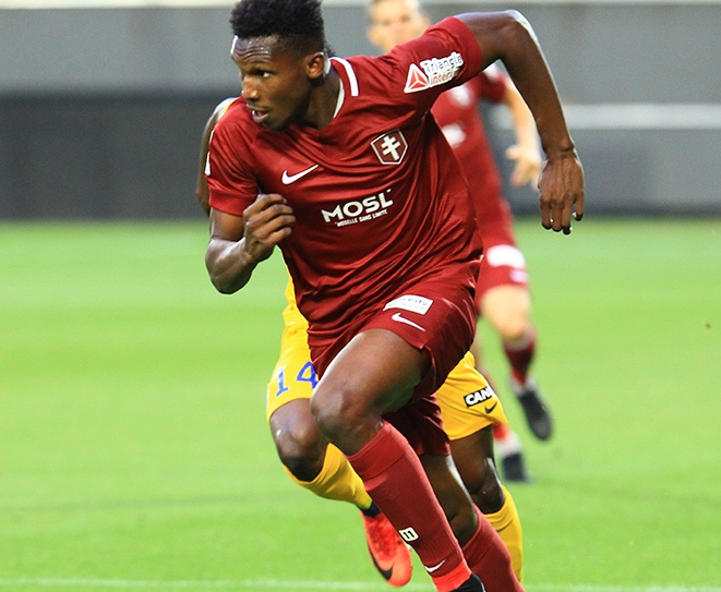 梅斯队在比赛中展现强大实力 梅斯队在比赛中展现强大实力