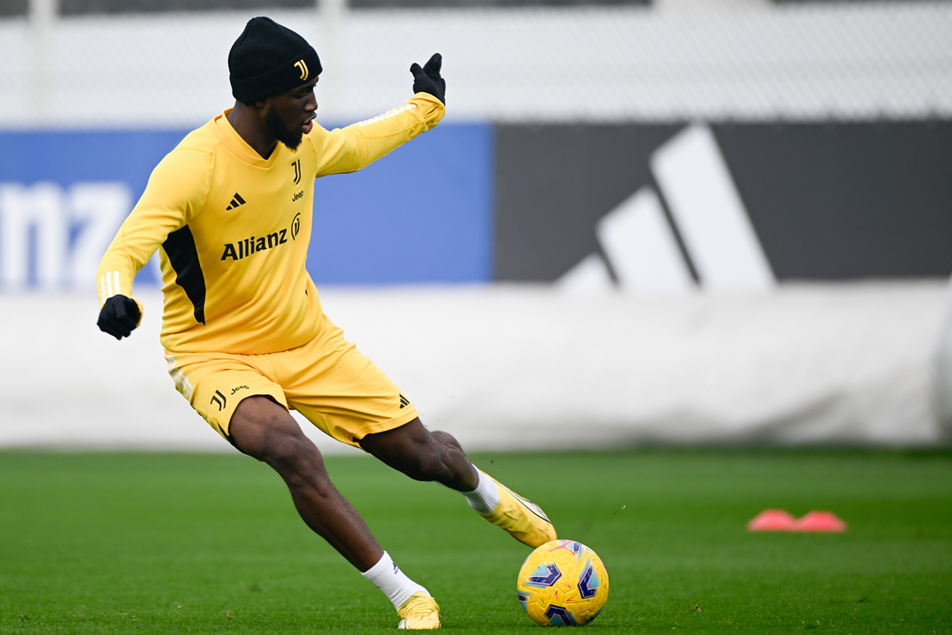 利兹联主场告捷,逐渐脱离降级区 利兹联主场告捷,逐渐脱离降级区