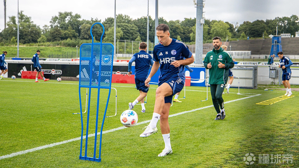 沙尔克球队备战热火朝天，力争豪取三分