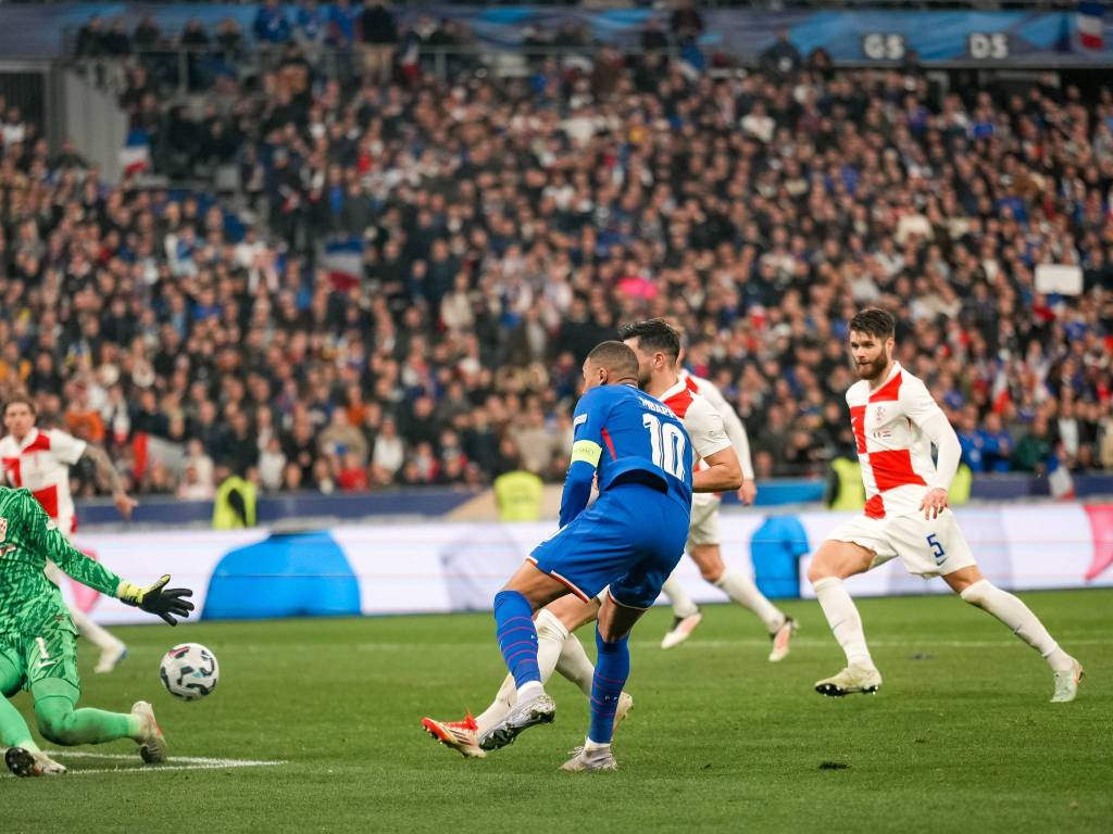 克罗地亚队主场战胜对手，重返小组前四