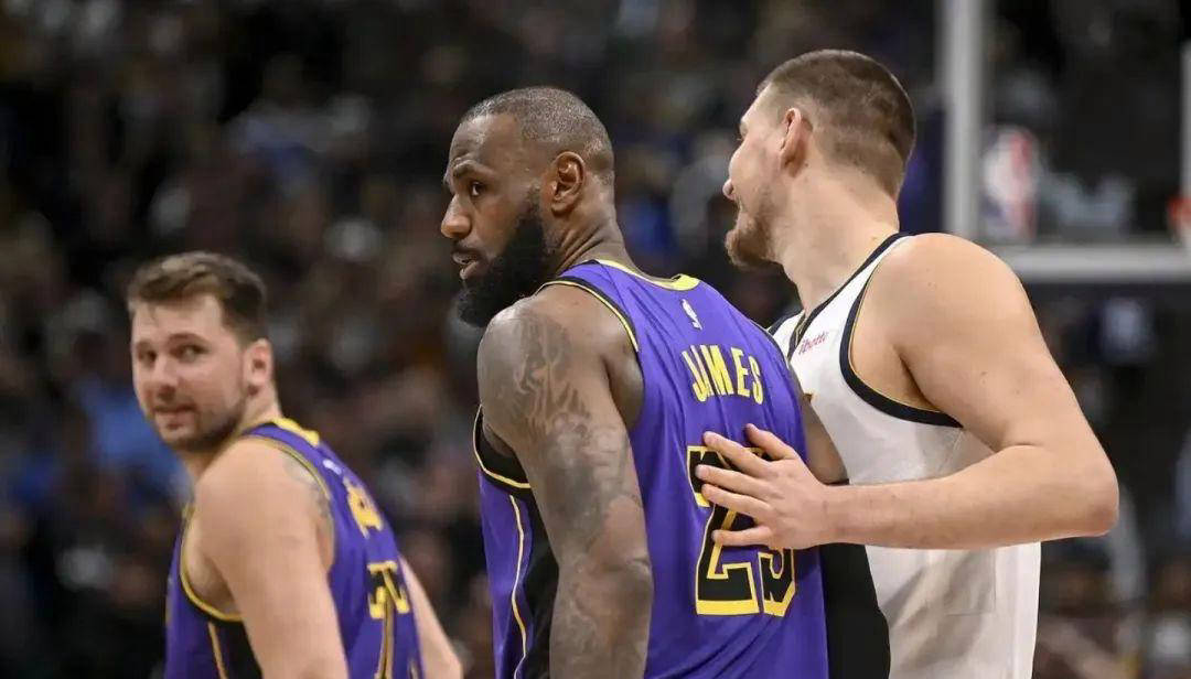 湖人击败掘金，浓眉大踏步赢得胜利