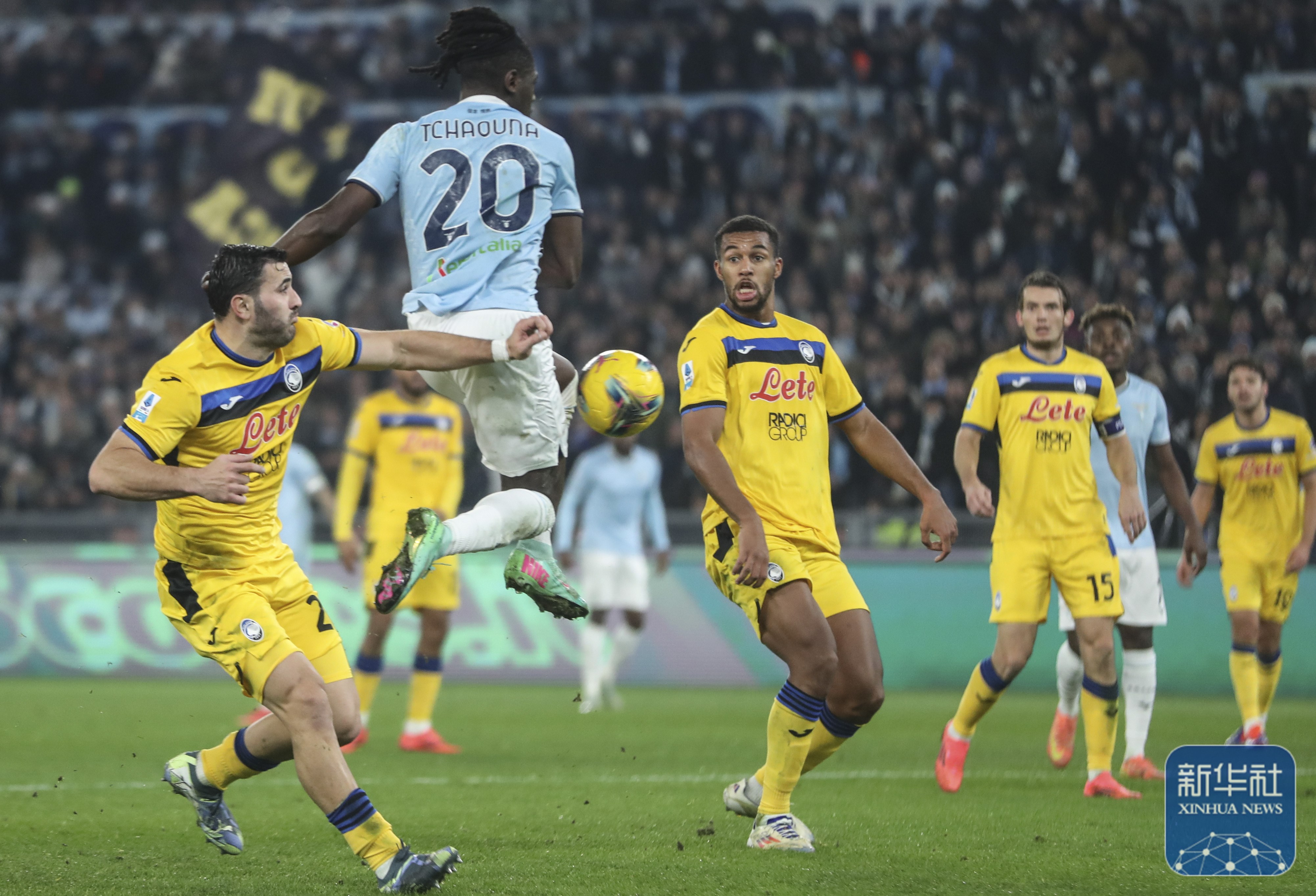 热血激战引发球迷狂热,赛场热度高涨 热血激战引发球迷狂热,赛场热度高涨