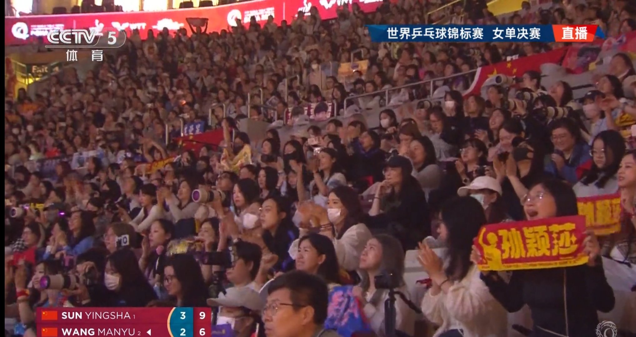 热血激战引发球迷狂热,赛场热度高涨 热血激战引发球迷狂热,赛场热度高涨