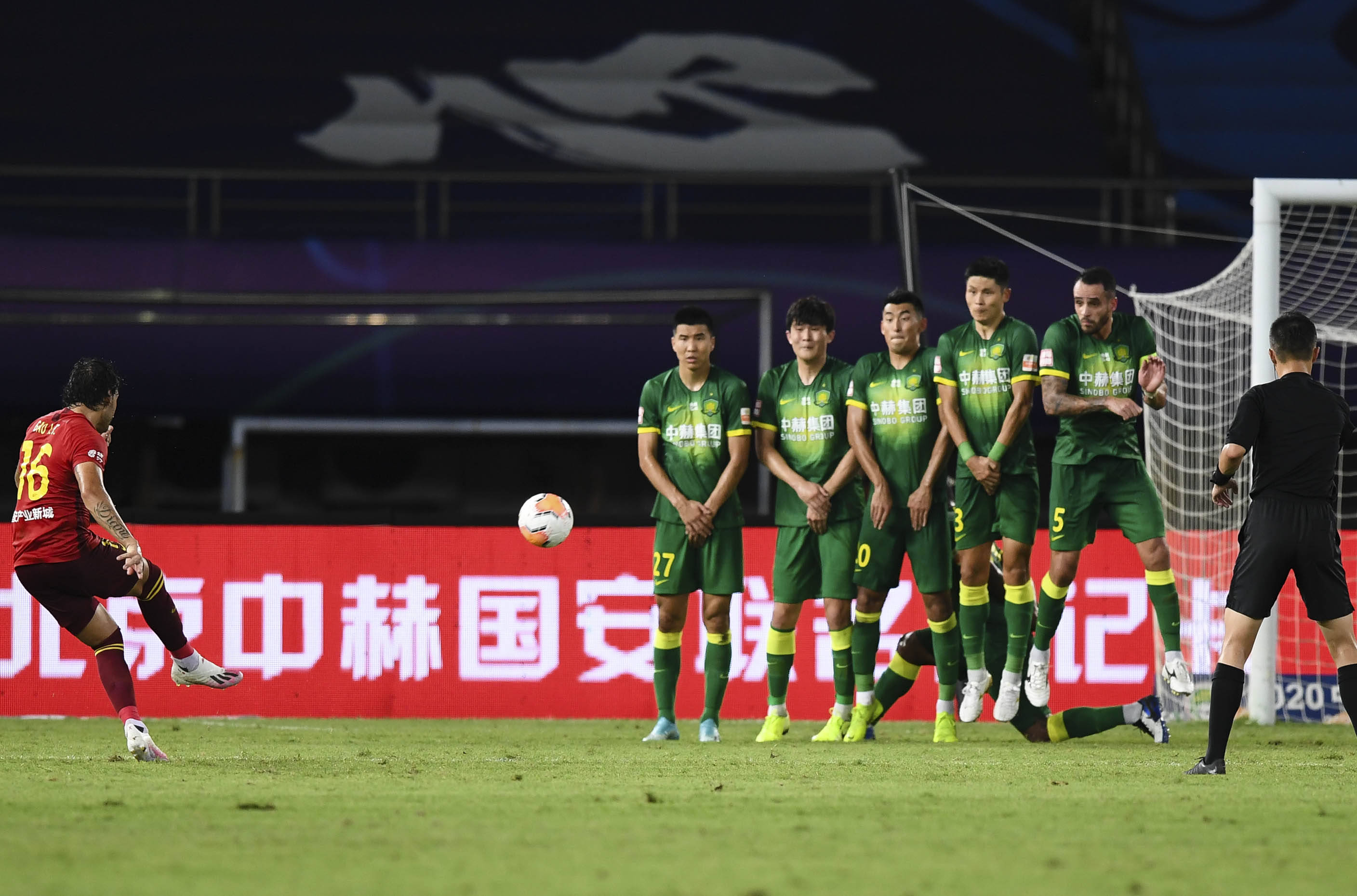 河北华夏幸福与国安上演对决，谁将胜出？