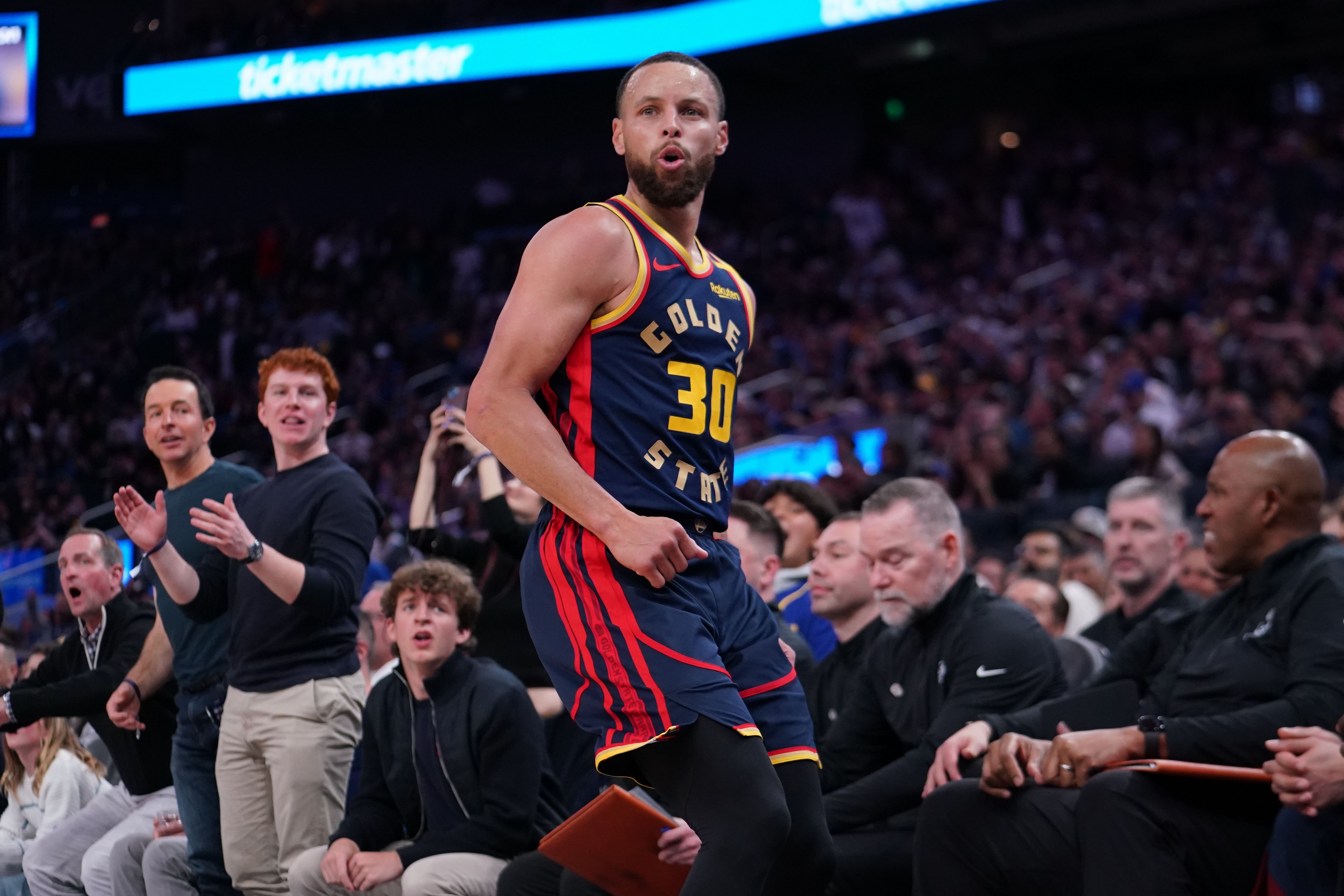 FB体育-NBA球员在训练中全力以赴备战