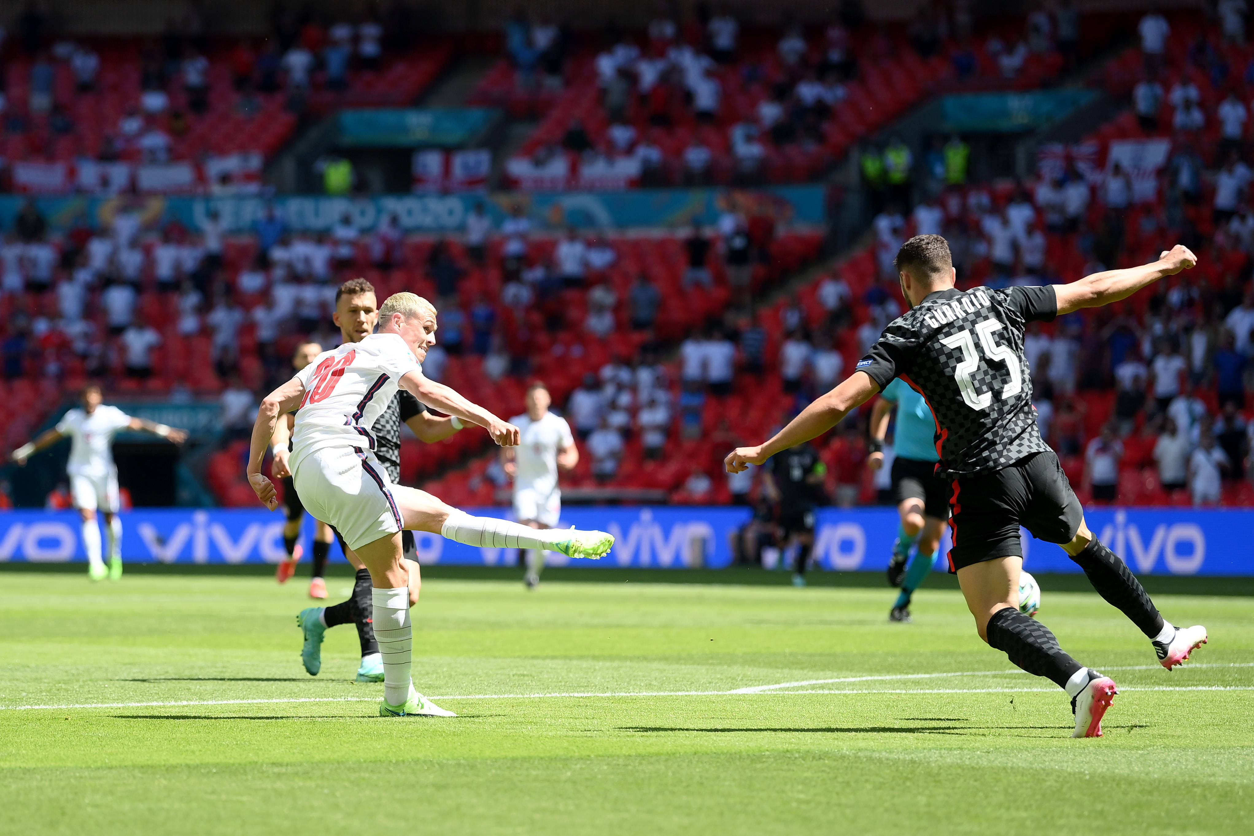 FB体育官方网站-英格兰英雄欧洲预选赛：斯特林远射绝杀，士气高昂