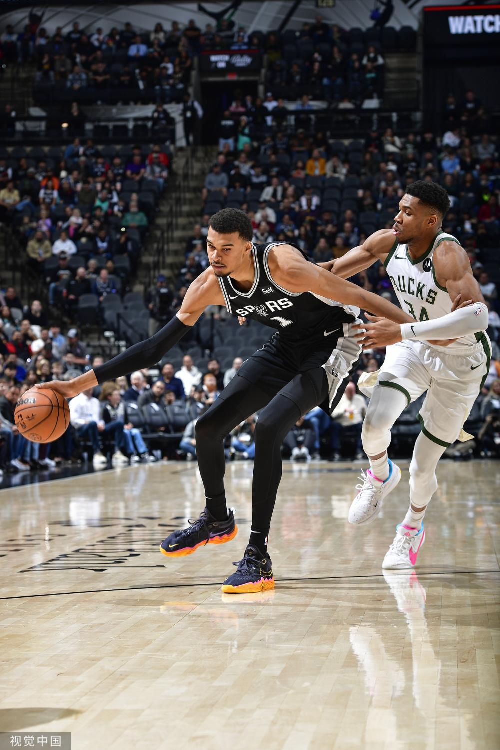 FB体育官网-雄鹿胜马刺，米德尔顿27分