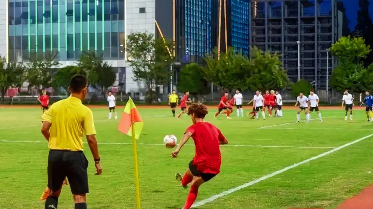 FB体育官网-精彩足球比赛即将上演，球迷热情高涨