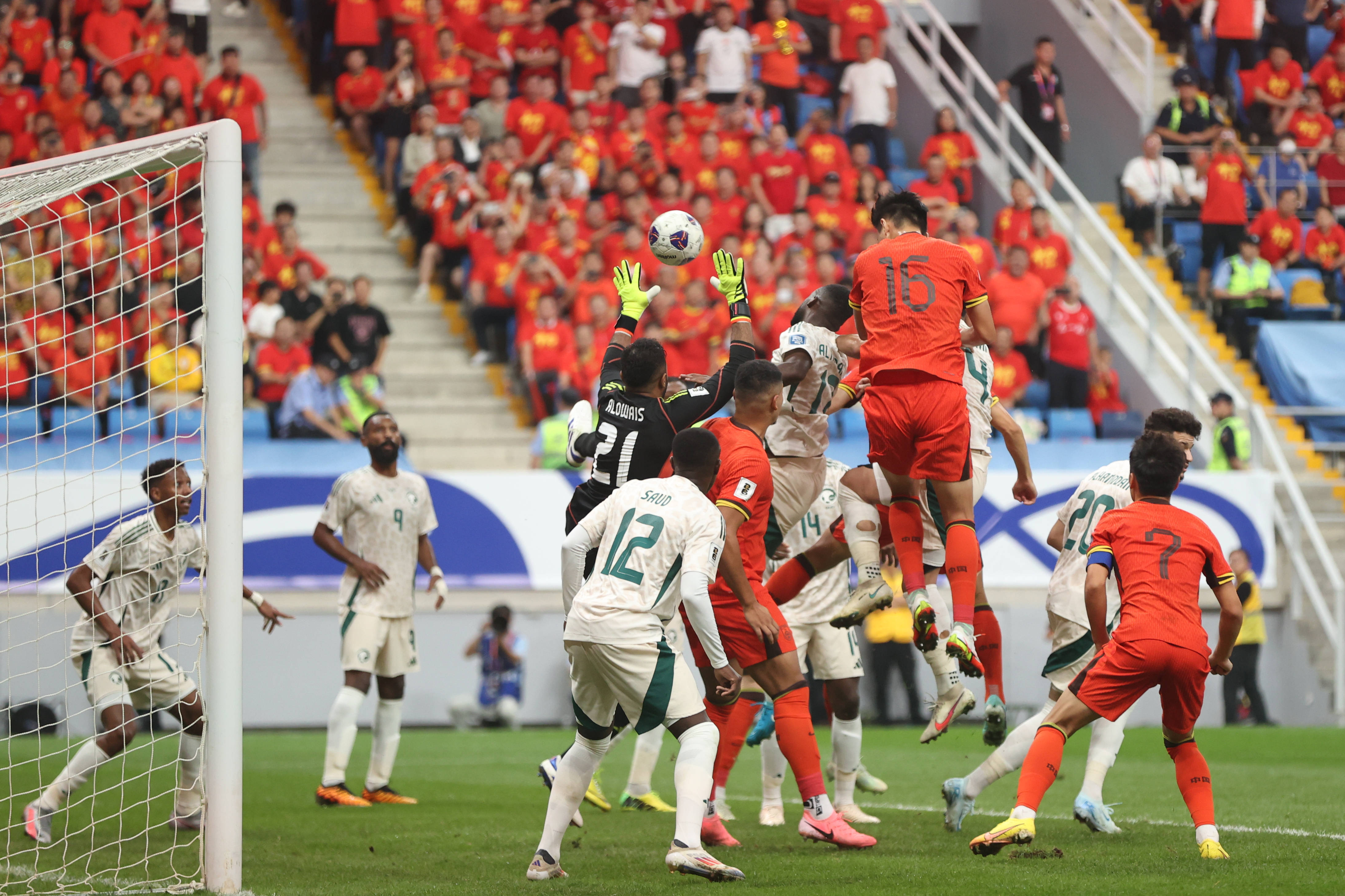 FB体育官网-精彩足球比赛即将上演，球迷热情高涨