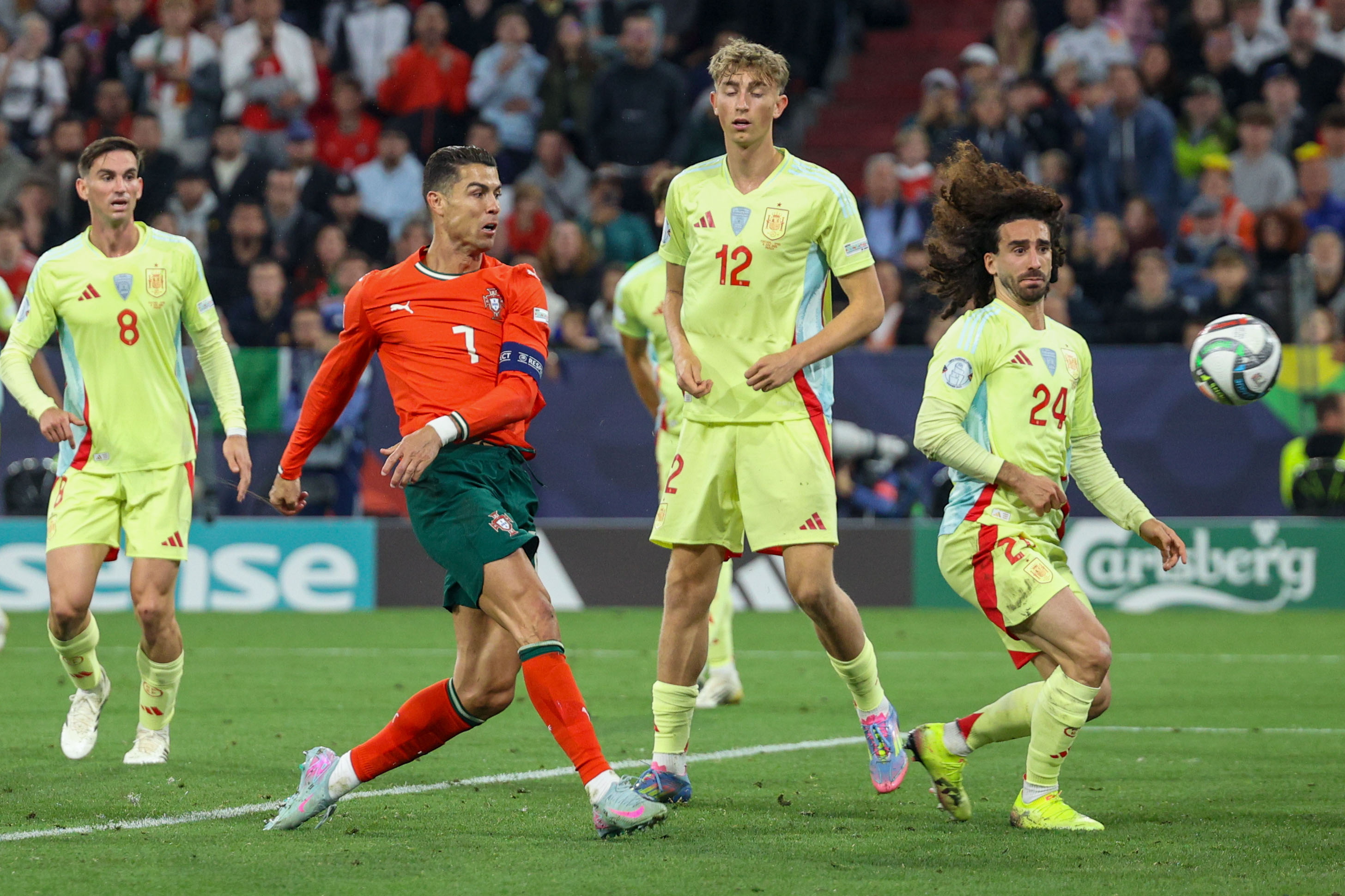 FB体育官方网站-欧国联比赛：球员斗志昂扬，争夺胜利信心十足